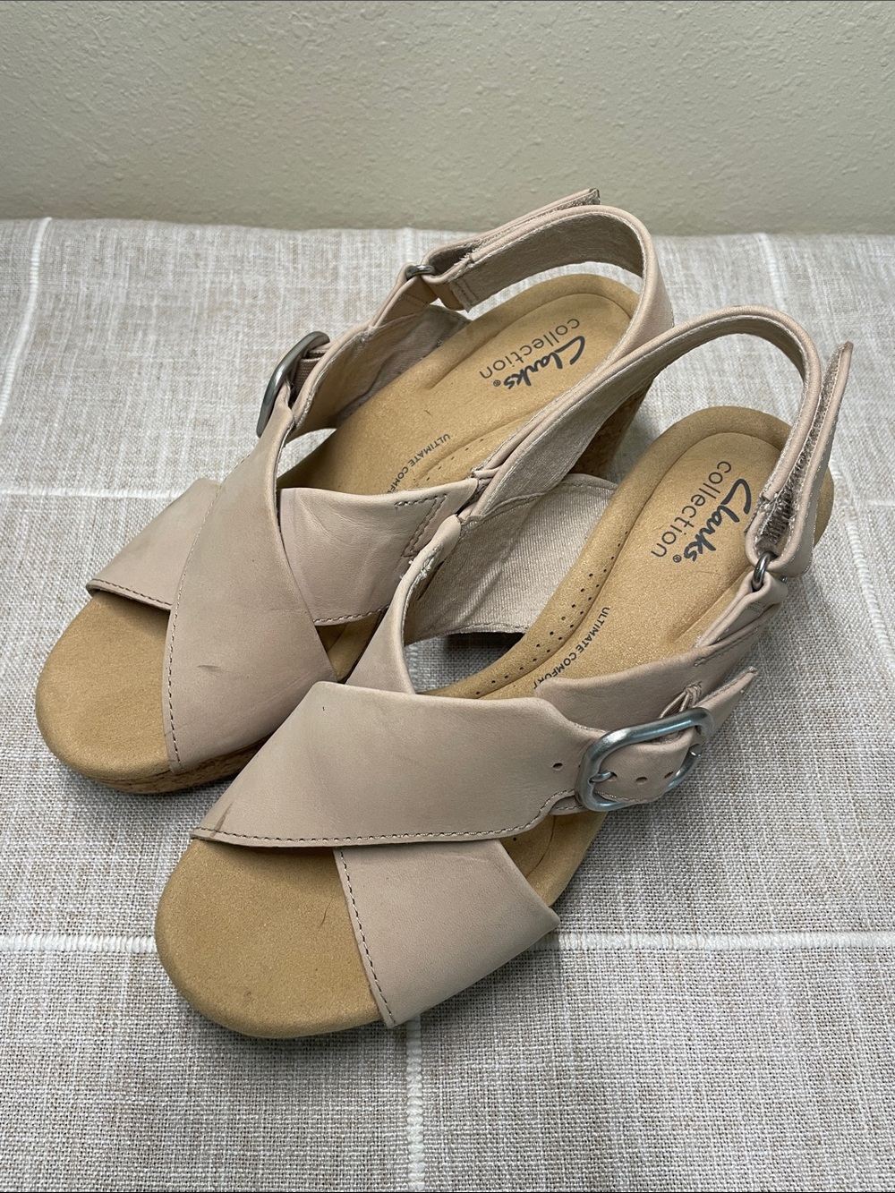 Clarks Size 8.5 Wide Beige Giselle Dove Wedge Sandals